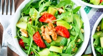 Ensalada de aguacate y fresones