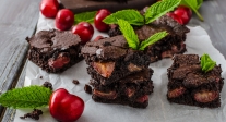 Brownie de chocolate con cerezas