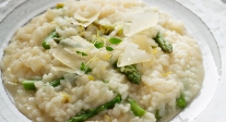 Risotto de espárragos trigueros con queso parmesano y ralladura de limón