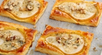 Hojaldre de peras, queso gorgonzola y nueces