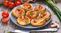 Rosas de hojaldre, bacon y mermelada de tomate