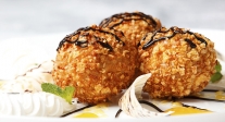 Helado de cereza y vainilla frito