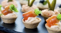 Tartaletas de hojaldre con salmón ahumado y crema de queso 
