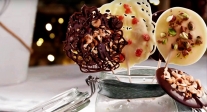 Piruletas de chocolate con toppings 