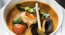 Crema de marisco con langostinos salteados, mejillones y cilantro