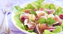 Ensalada de brevas, mozarella y frambuesas