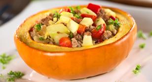 Calabaza vegetariana rellena de soja y piña