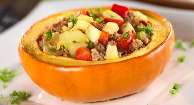 Calabaza vegetariana rellena de soja y piña